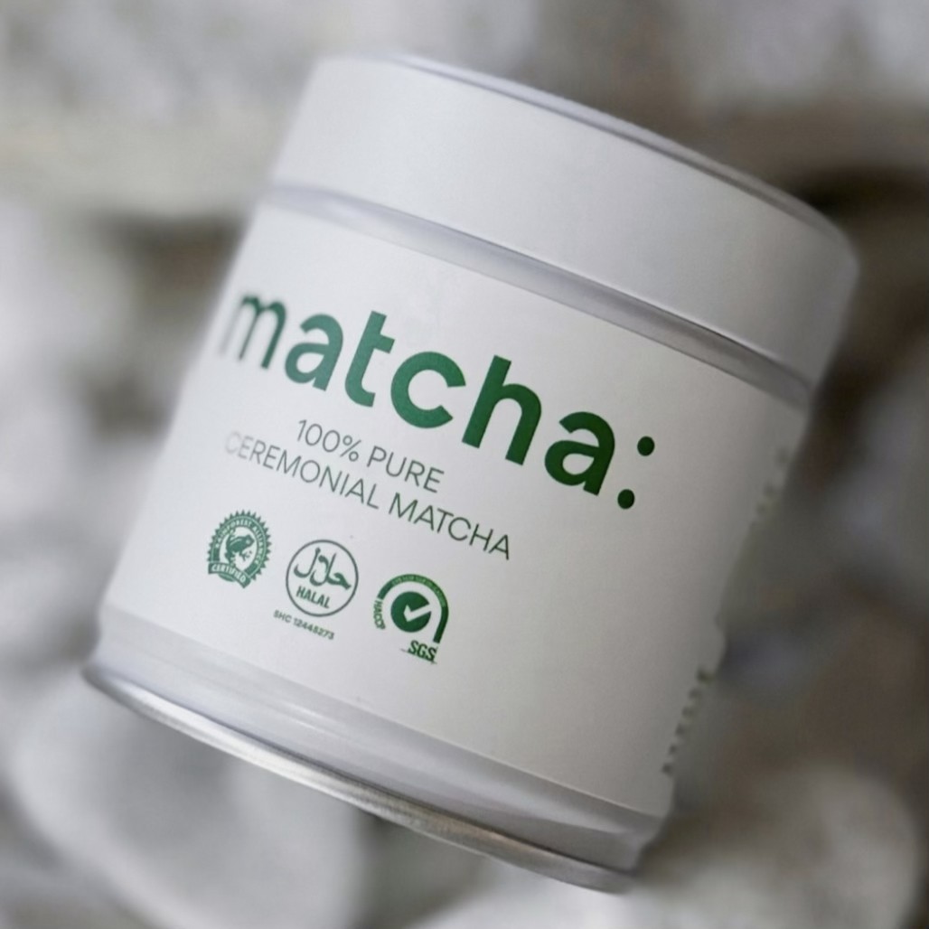 100% PURE CEREMONIAL MATCHA — банка matcha: на белой гальке